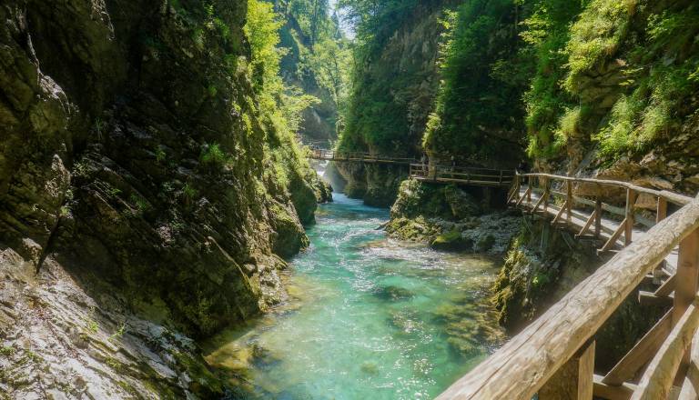 Obisk plačljivih naravnih znamenitosti tudi brez vstopnine, višje kazni za nedovoljeno vožnje v naravi