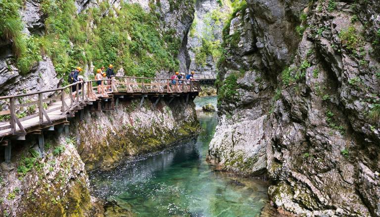 Plačljive naravne znamenitosti bodo dostopne tudi brezplačno, višje kazni za nedovoljeno vožnje v naravi