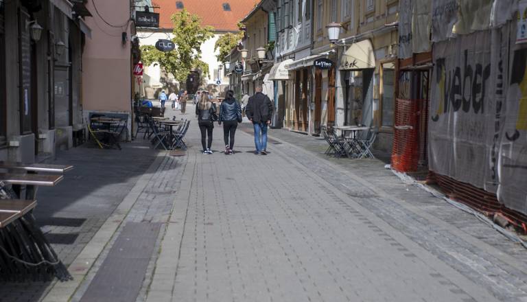 Socialna stiska v Mariboru vse globlja: Ostala brez moža, sama z dvema otrokoma, želi si le, da bi bili to zimo na toplem