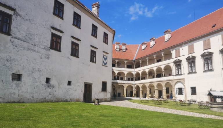 Na Ptujskem gradu delavnice, vodenja in muzejski kartončki za družine