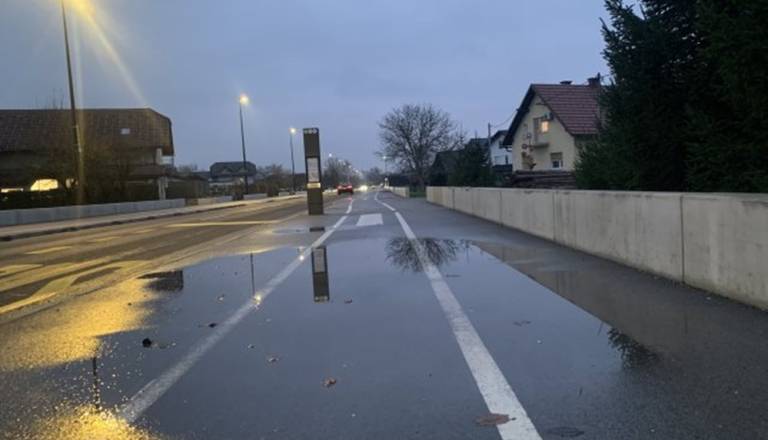 Težave ob Ižanski cesti: »Po desetih urah še vedno stoji voda«