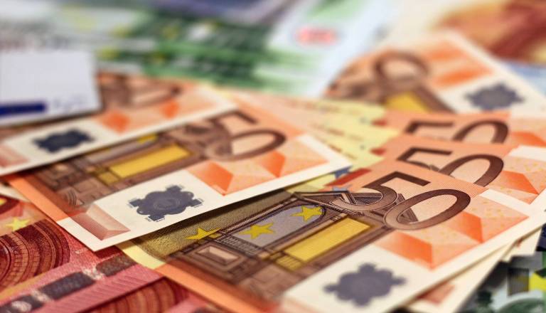 Na račune danes 150 evrov: Ali ste med več kot 665.000 prejemniki?