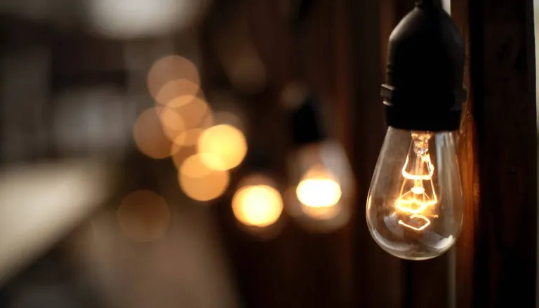 Na elektriko se je priklopil mimo števca, škoda ogromna