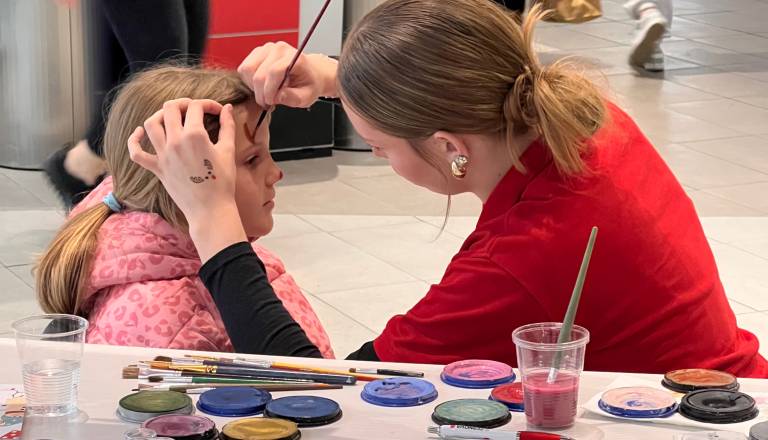 FOTO: Praznično vzdušje v Supernovi Maribor z otroškimi delavnicami