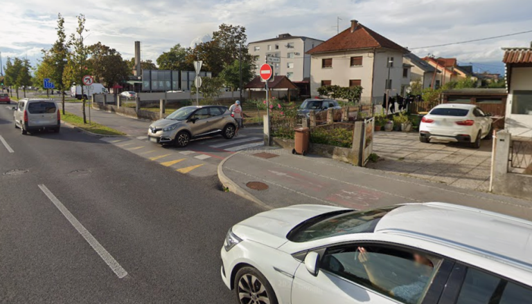 Vozniki v tem delu Ljubljane zapeljejo na kolesarsko stezo, občina nevarnosti ne vidi