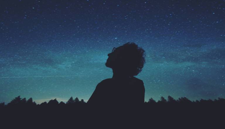 Dvojčki iščejo iskrenost, kozorogi pa potiho razčiščujejo stare zadeve