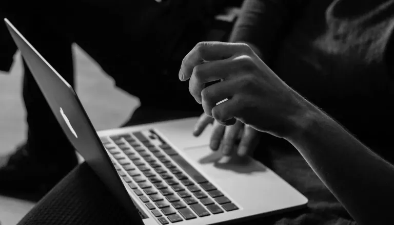 Napaka zaposlene je podjetje drago stala: Mail je bil videti pravi, denar je izginil