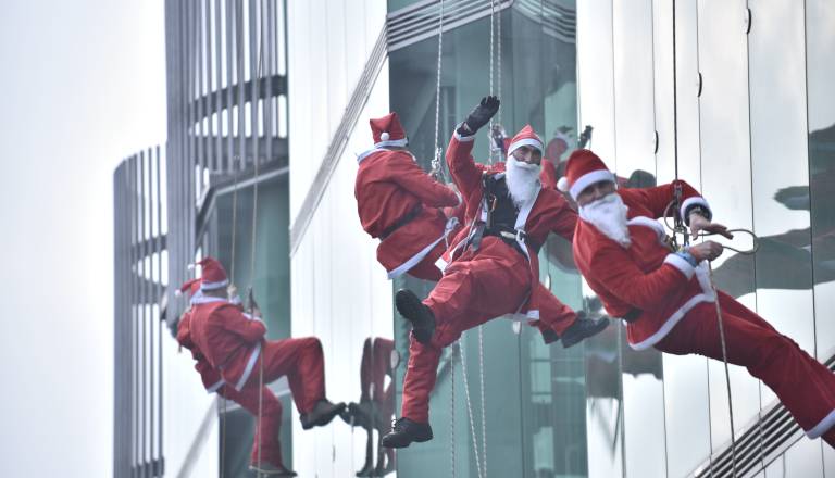 FOTO in VIDEO: Božički se znova spustili s Pediatrične klinike in razveselili male bolnike