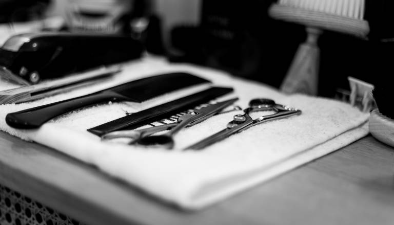 V brivnici zavrnili žensko, ki je želela moško frizuro