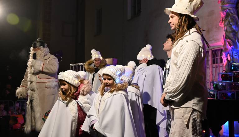 FOTO in VIDEO: Dedek Mraz razveselil otroke na grajski ploščadi v Murski Soboti