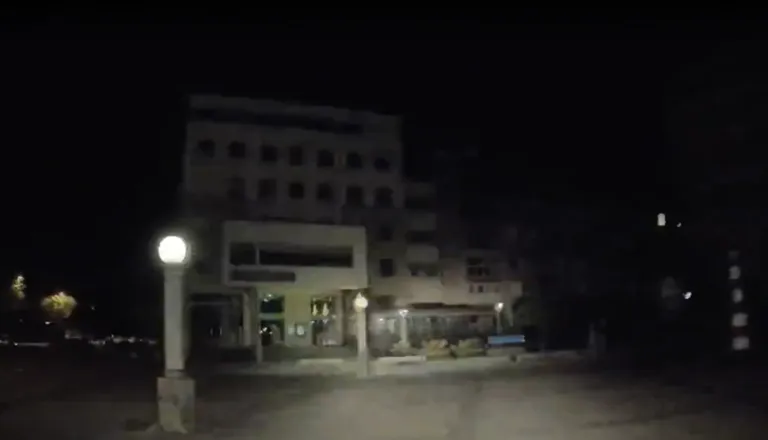 Z ukradenim avtom divjali po Ljubljani in rušili otroška igrala, takšna kazen jih je doletela