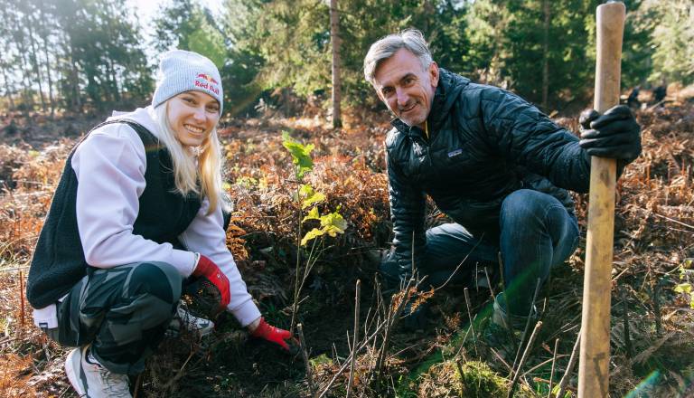 Janja Garnbret in Lumar ponovno skupaj: V okolici Ljubljane posadili tisoč novih dreves