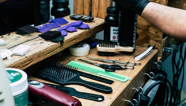 V brivnici zavrnili žensko, ki je hotela priti na oblikovanje moške frizuro