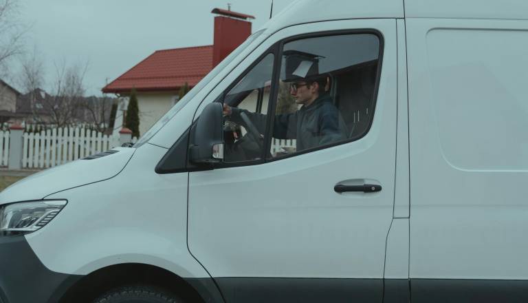 Bel kombi prestrašil šolarko? Dogodek na Mirni buri družbena omrežja