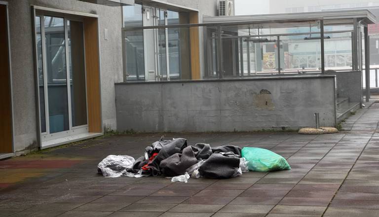 Kup smeti kazi podobo Trga kulture