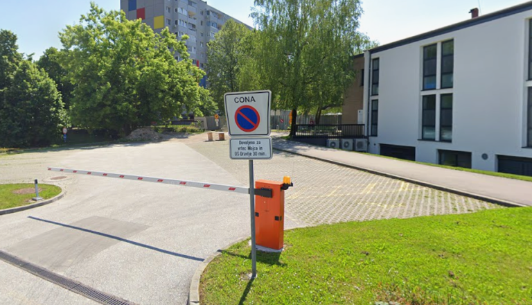 Parkirišče pri tej ljubljanski osnovni šoli bi lahko popoldne odprli tudi za starše