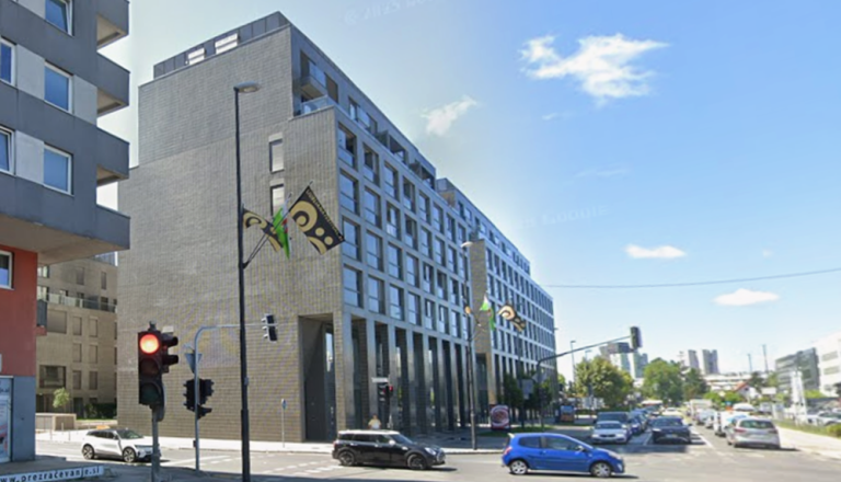 Kratek interval semaforja na Šmartinski cesti buri duhove voznikov