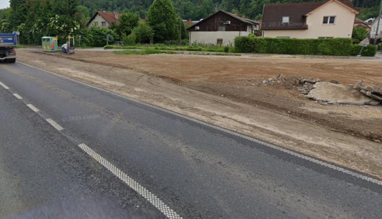 Po bankini ali po cesti? Neurejen odsek pri Vižmarjah skrbi pešce