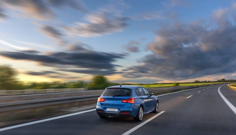 19-letnik policiji sporočil, da je zaklenjen v prtljažniku avtomobila
