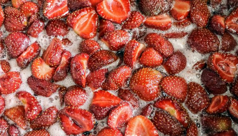 Pozor! V teh jagodah odkrili prepovedane pesticide