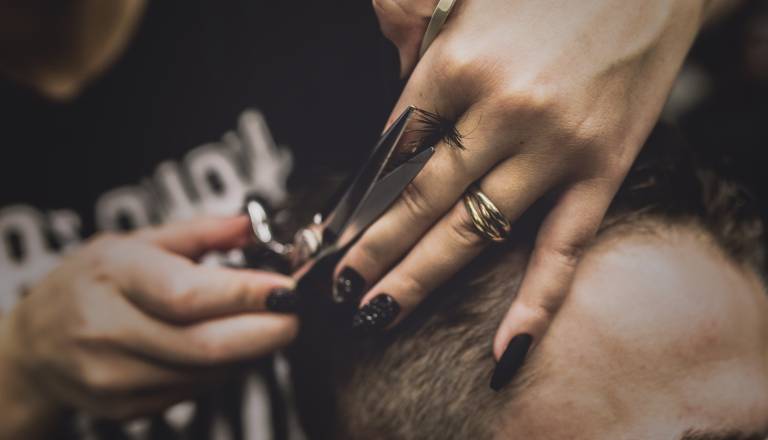 Želela je moško frizuro, v brivnici so jo zavrnili