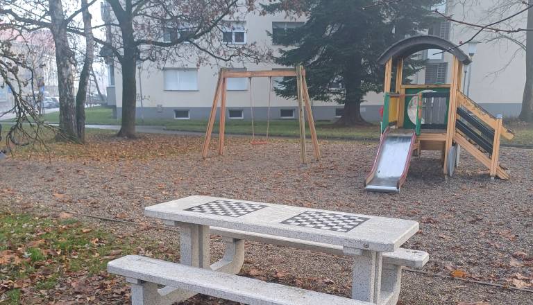 FOTO: V sklopu participativnega proračuna postavili novo mizo za šah. Preverite, kje stoji
