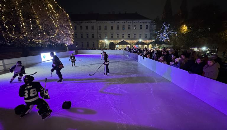 FOTO in VIDEO: Pa smo ga dočakali! V Mariboru odprli praznično drsališče