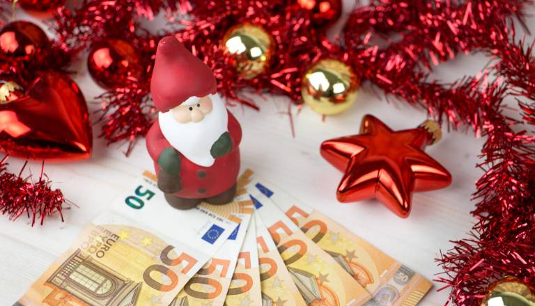 Po izplačani božičnici zahteval vračilo v gotovini