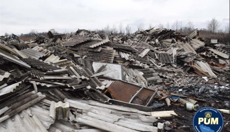 Okoljski škandal ob meji: Hrvati odkrili do 60 ton azbestnih plošč, pripeljali naj bi jih iz Slovenije