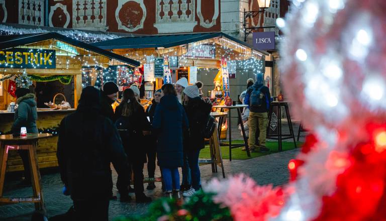 FOTO: Preverili smo praznične stojnice na Ptuju: od kuhančka do piščančjih medaljonov