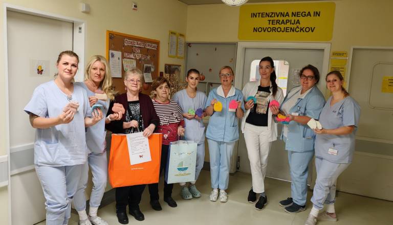 Srčna gesta: Mariborske upokojenke znova razveselile novorojenčke s kapicami in copatki