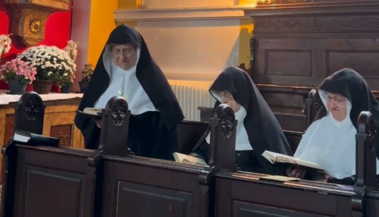 Pobegle redovnice se ne želijo odpovedati družbenim omrežjem