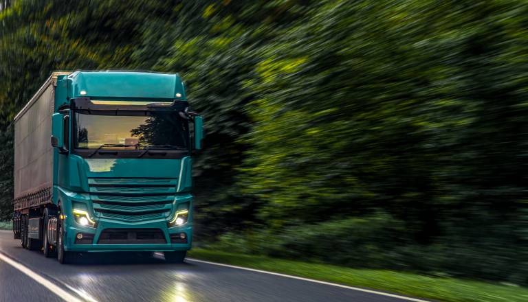 Pijan tovornjakar z malico v roki vijugal po avtocesti – policisti niso mogli verjeti svojim očem