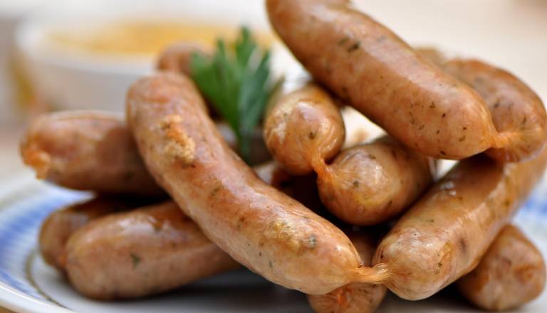 Previdno, v teh pečenicah odkrili prepovedan žveplov dioksid