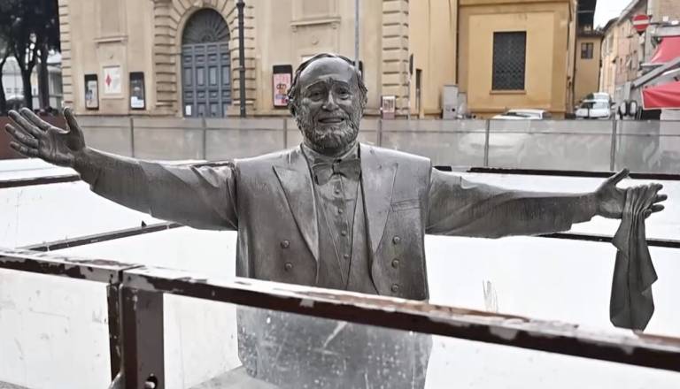 Pavarottijev kip do kolen v ledu, vdova ogorčena