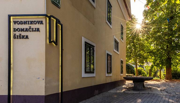 Tri nadstropja ilustracij in nova knjigarna na obnovljeni Vodnikovi domačiji