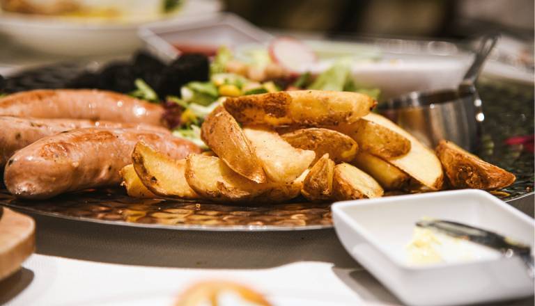 V pečenicah odkrili nedovoljen aditiv, izdelek je odpoklican