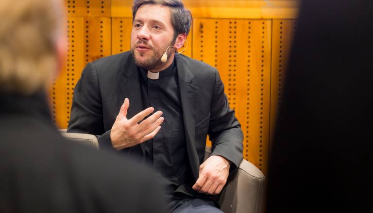 »Zveze pri višji sili« niso pomagale: tehnični zaplet na dogodku z Martinom Golobom v Ribnici