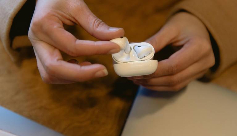 Zveza potrošnikov opozarja na 'kemijske koktejle' v slušalkah, tudi otroških