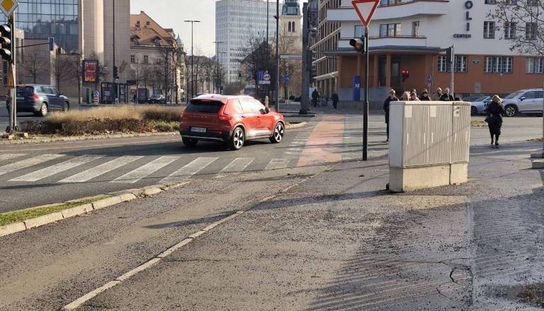 Trk na Bleiweisovi ohromil Ljubljano - sopotnica poškodovana, cesta začasno zaprta