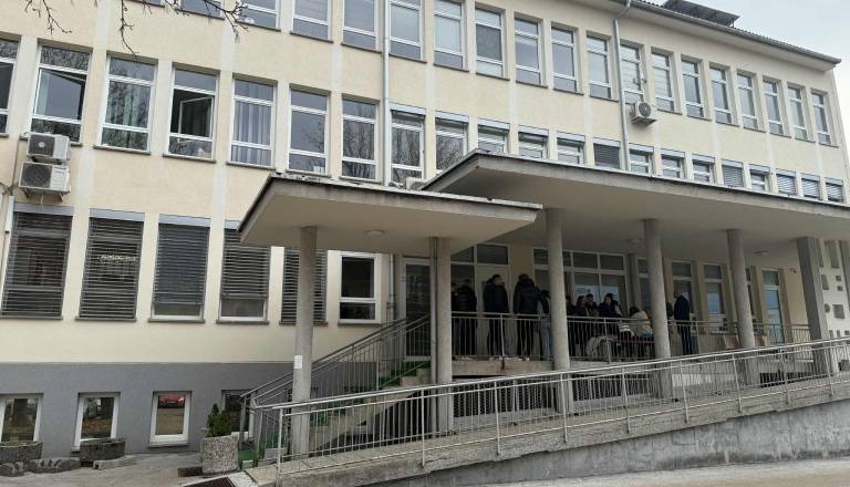 Nove podrobnosti napada dveh Romov na kočevskega dijaka: Kaj je ujela varnostna kamera ZD Kočevje?