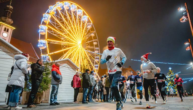 FOTO in VIDEO: Tekači v prazničnih oblačilih zavzeli mariborske ulice