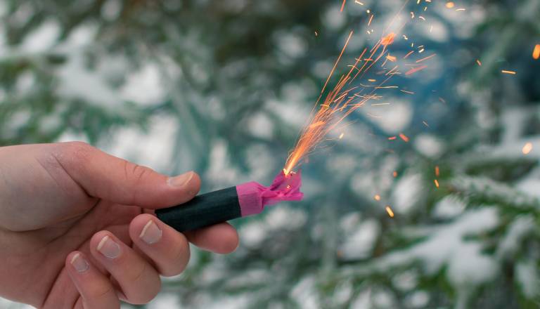 Grozljivo: Desetletnemu dečku v roki eksplodirala petarda, zdravniki so mu amputirali dva prsta