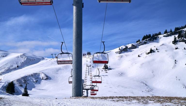 Tragedija na žičnici terjala eno smrtno žrtev, še ena oseba poškodovana