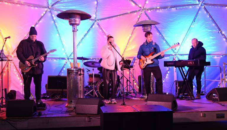 FOTO in VIDEO: FridayZ z energijo prazničnega decembra ogreli Trg kulture