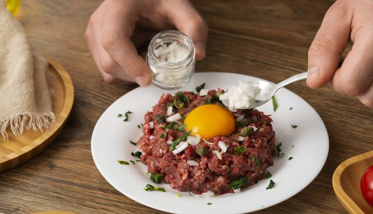 Potrošniki, pozor! Zaradi nevarne bakterije odpoklican tatarski biftek