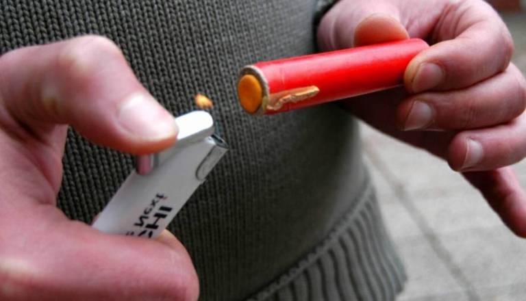 Grozljiv dogodek: Petarda eksplodirala v roki desetletnika, ostal je brez dveh prstov