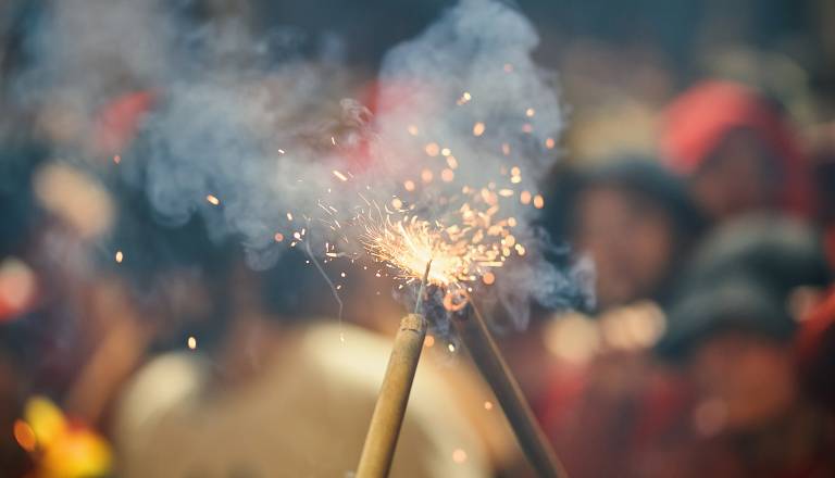 Šokantno: Eksplozija petarde v roki desetletnega dečka, sledila je amputacija dveh prstov