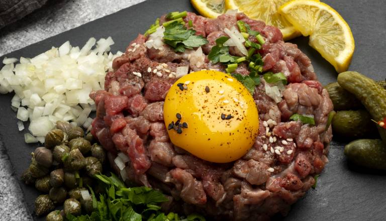 V tatarskem bifteku iz Markovcev so našli nevarno bakterijo