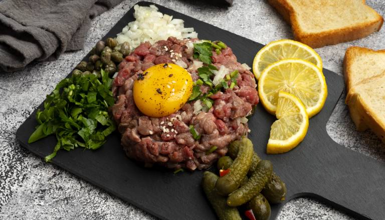 V tatarskem bifteku slovenskega proizvajalca so našli nevarno bakterijo 